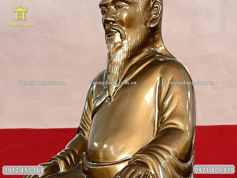 Trang phục ông mặc vô cùng giản dị